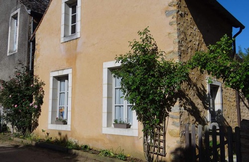 Asnieres sur Vegre Cottage | Charming Cottage in Historic Asnières-sur-Vègre with Modern Amenities