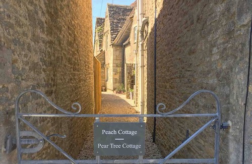 Ampney Crucis Cottage | Charming Cotswold Country Cottage & Garden