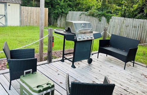 Gulfport House | Charming Cottage, a Walk to the beach!