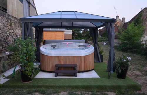 Le Blanc Cottage | Charming cottage in Berry with jacuzzi and terrace