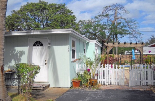 La Hacienda Cottage | Charming Cottage in Delray Beach Sleeps 4 with Heated Pool