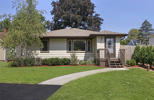 Salem Lakes House | Charming Cottage - Lake access steps away ! 2 King beds/1 Queen Sleeper Sofa
