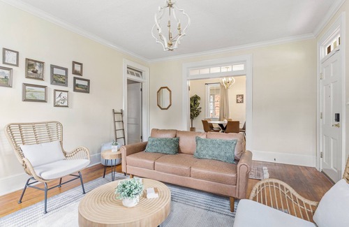 Montgomery House | Charming Cottage mins to DT, landmarks, & more!