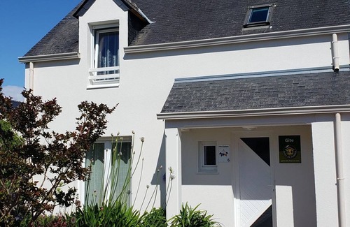 Guerande Cottage | Charming Cottage Near Medieval City: 3BR, Close to Beach, Private Garden, Modern Amenities
