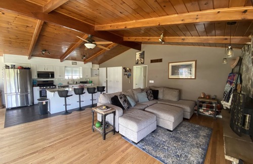 Hartford House | Charming cottage near Big Cedar Lake-Upper Level