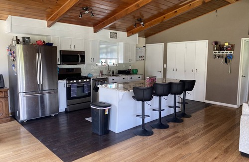 Hartford House | Charming cottage near Big Cedar Lake-Upper Level