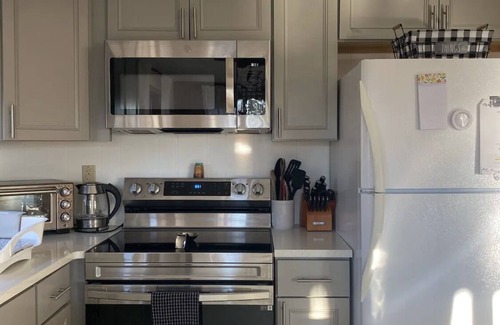 Long Pond Cottage | Charming Cottage on a hill by Camelback and Kalahari