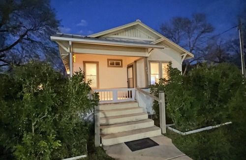 Seguin House | Charming cottage-style home with a prime location to downtown and pickleball.