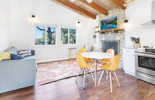 Canyon Lake Cottage | Charming Cottage with Modern Interior | Millie's Cottages Ruth