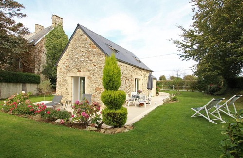 Brix Cottage | Charming cottage with garden and heated pool, pets allowed