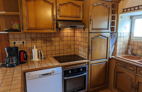 Barret Cottage | Charming Cottage with Private Garden, 4 Bedrooms, Near Thermal Town and Trails