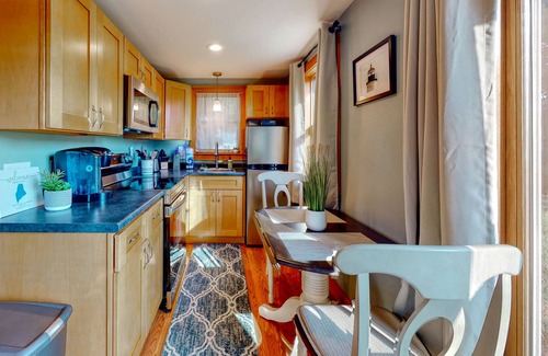 Kennebunk Cottage | Charming cottage with a fully-equipped kitchen, washer/dryer, WiFi & streaming