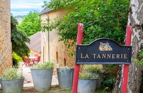 Asnieres sur Vegre Cottage | Charming Countryside Cottage with River Views, Near Historic Manor House