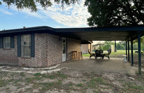 Anderson House | CHARMING country home with easy city access