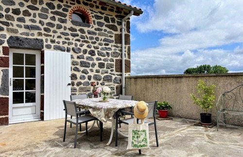 Seneujols Cottage | Charming Country Retreat: 3 Ensuite Bedrooms, Terrace, BBQ, Pet-Friendly, Fiber WiFi, Near Puy-en-Velay