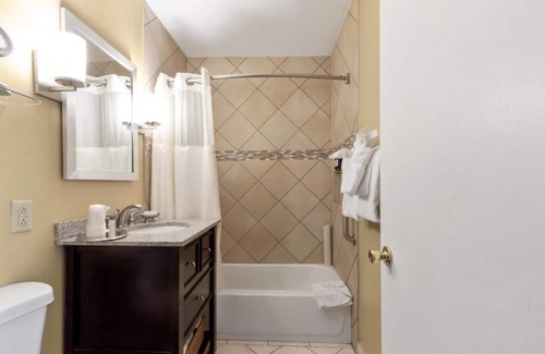 Corte Madera Hotel | Charming Couple Suite | Outdoor Pool | Free Parking | BBQ Area | Courtyard