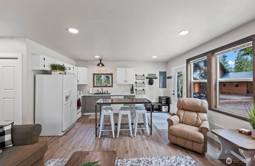 Cle Elum Cabin | Charming cozy 2-bedroom cabin near charming and historic Roslyn with WiFi