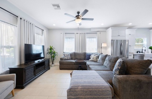 Tarpon Springs House | Charming, Cozy, Family Friendly - Close to Downtown/Sponge Docks/Beaches/Trails