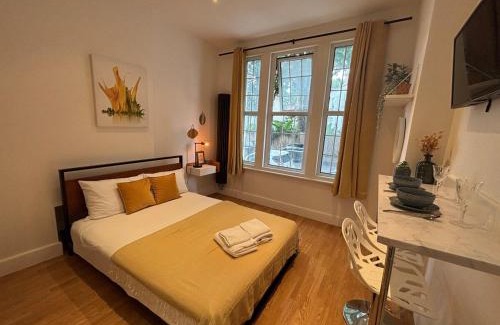 West Kensington Apartment | Charming Cozy Studio Apartment
