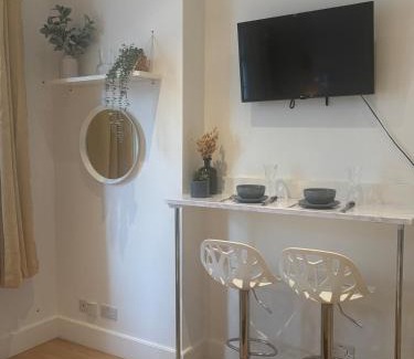 West Kensington Apartment | Charming Cozy Studio Apartment