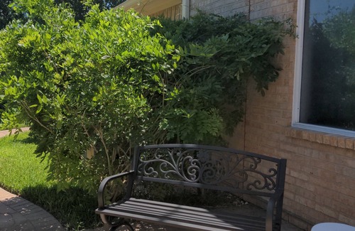 Sugar Land Apartment | Charming Cozy studio in Sugar Land TX with AC, small pets ok.
