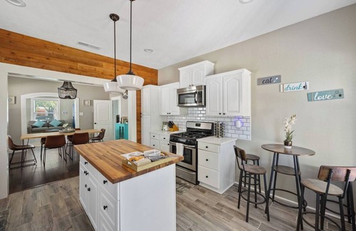 Oak Cliff Apartment | Charming Craftsman byBishop Arts & Dtown w firepit