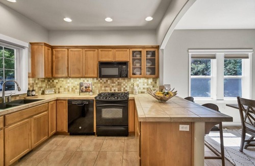 Southern Crossing House | Charming Craftsman short walk Old Mill river path