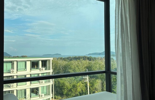 Rawai Apartment | Charming deluxe room in 5-star hotel in Nai Harn with gym and kids water park