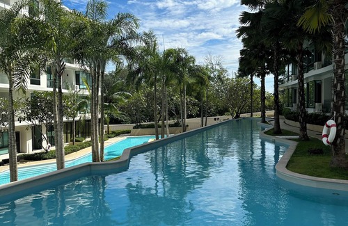Rawai Apartment | Charming deluxe room in 5-star hotel in Nai Harn with gym and kids water park