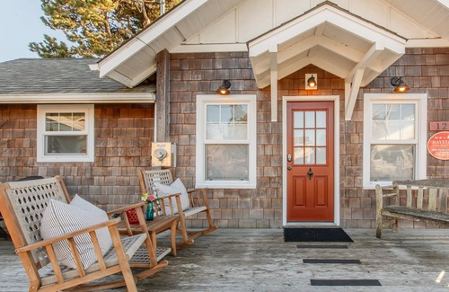 Downtown Cannon Beach House | Charming Designer Retreat, Walk to Beach & Downtown, Cozy Fireplace, Expansive Deck