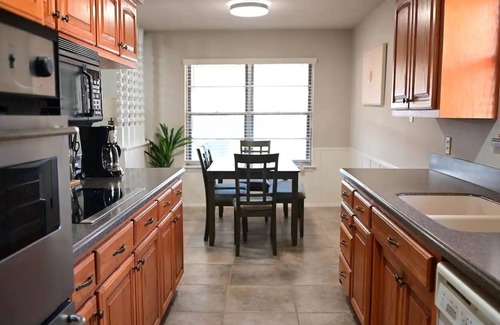 Universal City House | Charming Downtown Modern Marvels w/ 4 bedroom