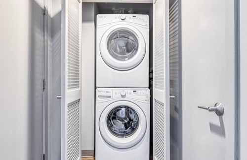 Little Tokyo Apartment | Charming Downtown 2BR w/ Gym & Pool, near Grammy Museum, by Blueground