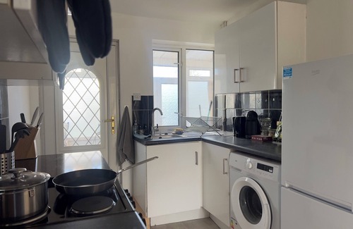 Llandaff North House | Charming end of Terrace with Free Parking