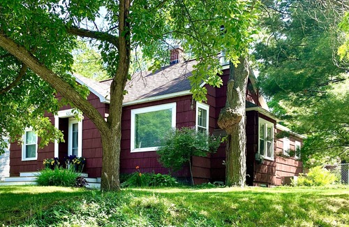 Traverse City House | Charming Escape. Bike to Beach or TART trail to Downtown.