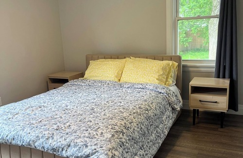Port Weller West House | Charming Escape with Modern Comforts – Perfect for Relaxation or Adventure!