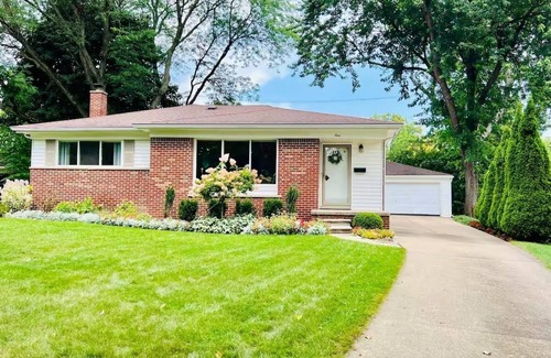 Allen House | Charming Family Friendly 3 Bedroom Home Near Stadium