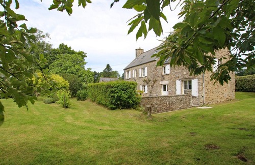 Besneville Cottage | Charming Family Retreat with Garden, Near Beach, Fireplace, and Modern Amenities