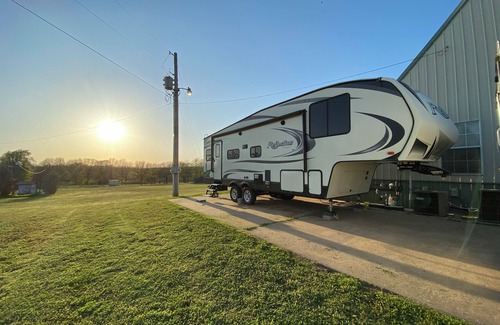 Moodys House | Charming Fifth Wheel Getaway in Tahlequah