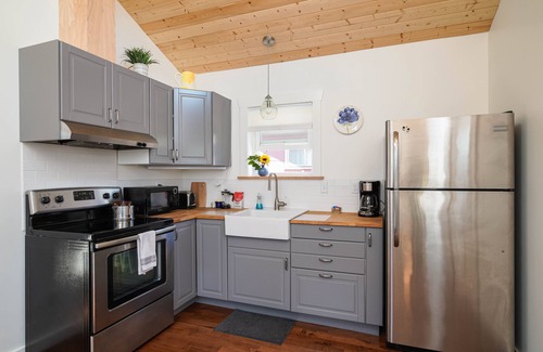 Concordia House | Charming Fireplace! Walk to Alberta Arts SilverStar cottage in NE Portland.