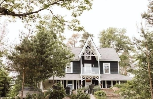 Bala Cottage | Charming Four Seasons Lake Front Renovated Cottage in Bala, Moon River Muskoka