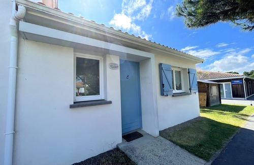 Saint-Brevin-l'Ocean House | Charming Maisonette with Pool, Terrace, and Private Parking near Atlantic Coast