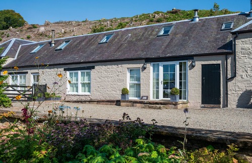 Canonbie Cottage | Charming Fully Refurbished Garden Cottage