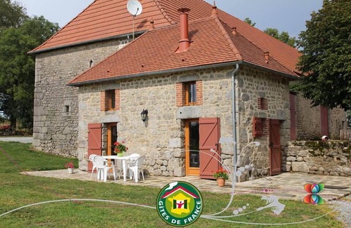 Peyrat-la-Noniere Cottage | Charming gîte 4 épis Peyrat La Nonière on estate with castle and pond