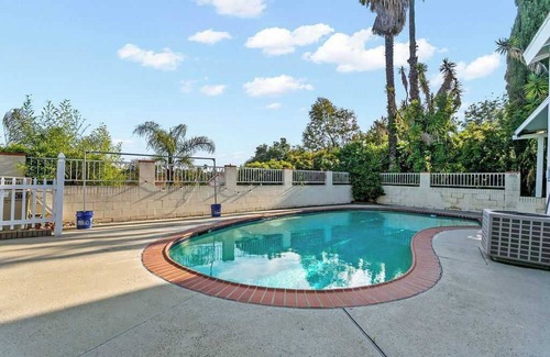 Valle Lindo House | Charming Getaway Nestled in Peaceful Pecan Grove Drive Retreat #41751