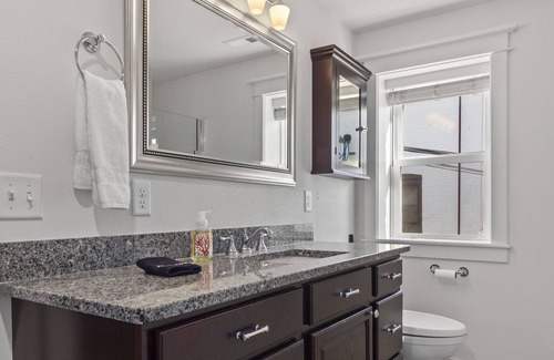 West Bend Apartment | Charming Getaway