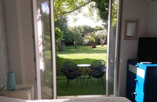 Castelnau-le-Lez Apartment | Charming gîte with large swimming pool, surrounded by vineyards, close to beaches.