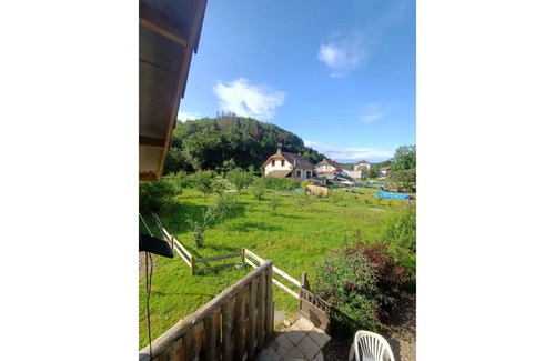 Travexin House | Charming gîte with jacuzzi, baby, river pond