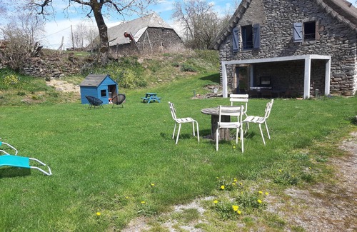 Auzers Villa | Charming gite with swimming pool, sauna and jacuzzi, Salers Puy Mary area