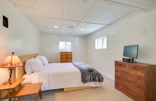 Great Cacapon Cabin | Charming Great Cacapon Cabin w/Screened-In Porch!