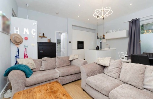 St. Margarets and North Twickenham Apartment | Charming Ground Floor 1 Bedroom Flat in Twickenham